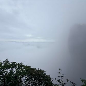 遠くに山のシルエットと手前に岩のシルエット🪨