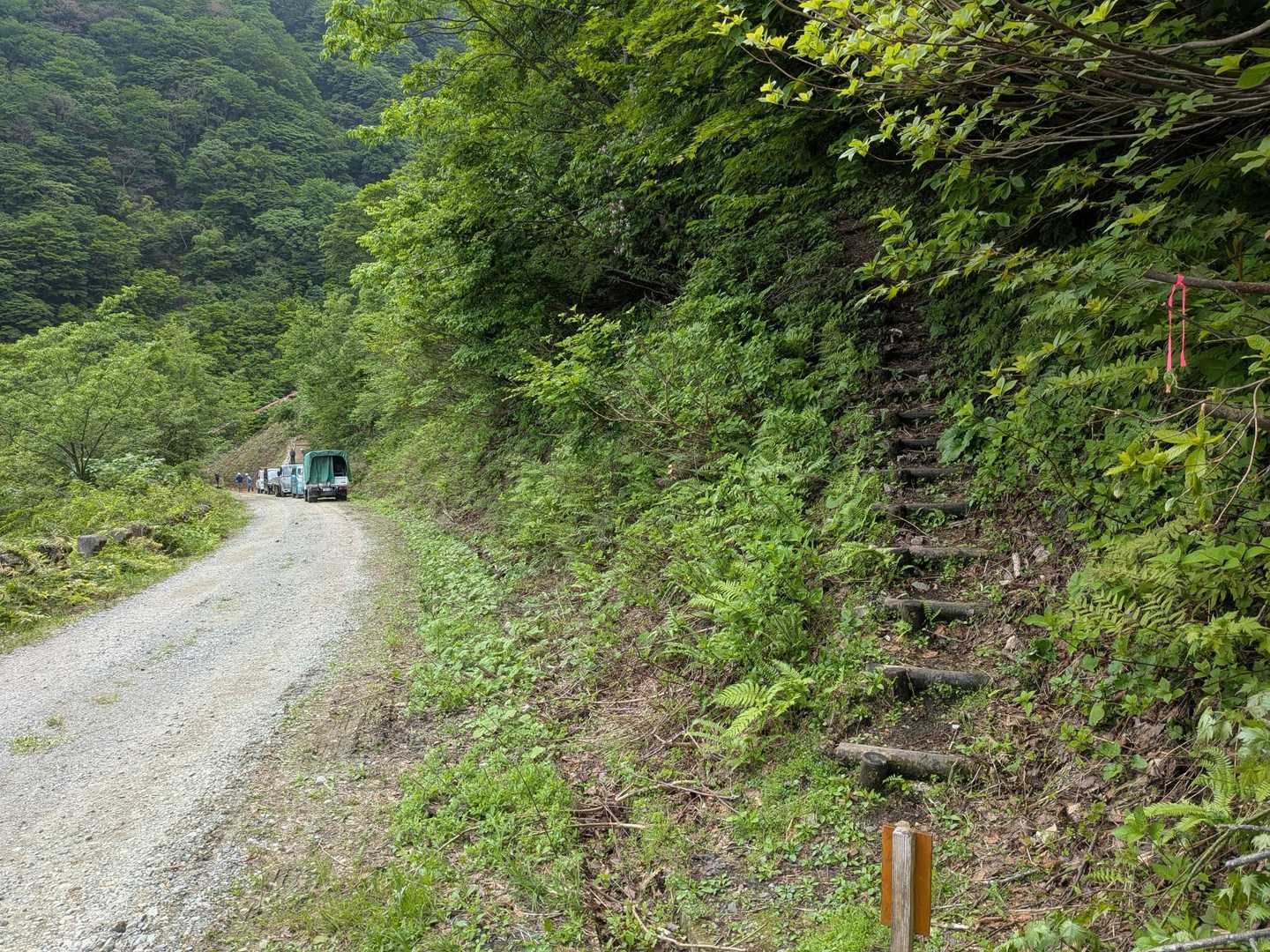 土砂崩れの林道修復工事中（左手）
このため登頂後の下山ルートとして予定していた「前山新道」は断念…