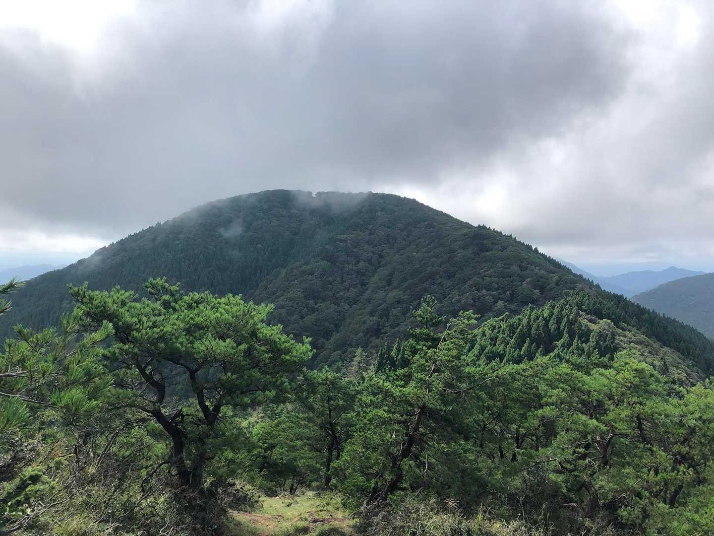 鳩ヶ峰山頂より大江山。
山頂がギリ見え始めてきたやん。