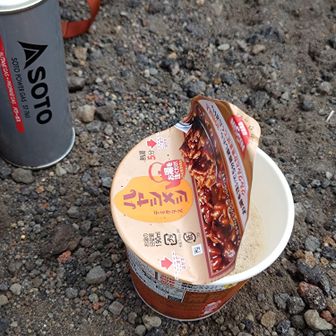 平笠不動避難小屋前の平場で山メシタイム。昼メシにはいい時間になりました。カレーメシシリーズの中から久々のハヤシメシ。そう言えば6年前の岩手山でもハヤシメシ。いやはや偶然です😅
　いい充電⚡️タイムになりました