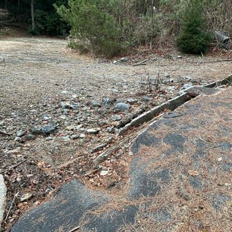 登山口近くの広い場所　地面は荒れてます