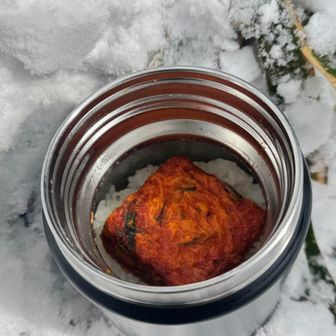 ご飯と、チゲスープをサーモスに入れてきました。