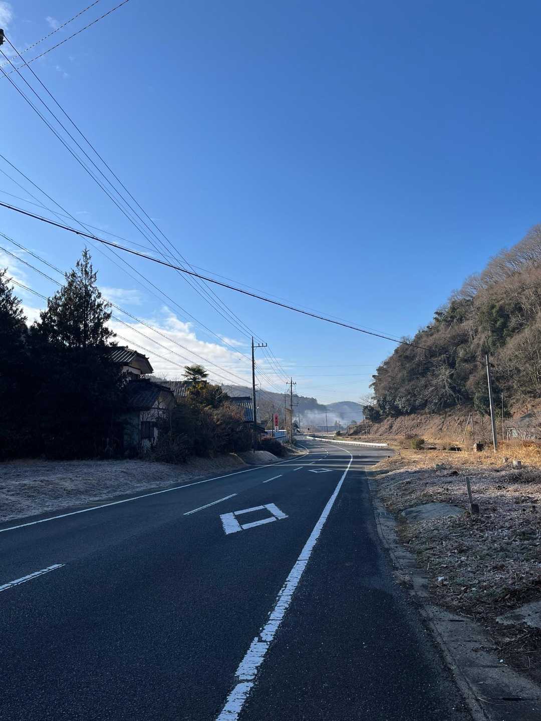駐車場から登山口まで274号線少し歩きます