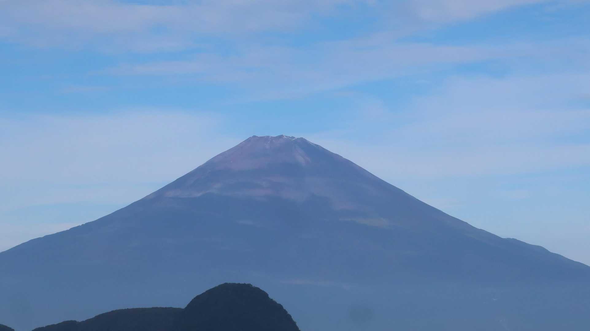 カップ麺を食べていたら富士山に雲の間から漏れた太陽の光があたりブチになって見えます。
