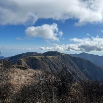 ここまで歩いてきた稜線
感動と同時にずいぶん遠くまで来ちゃったなと😇