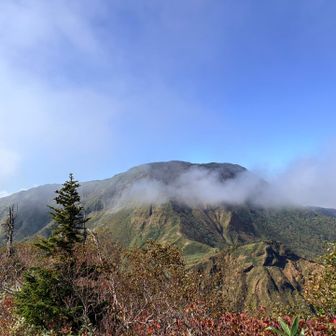 休憩しながら😙ガスが抜けるのを待った甲斐がありました✌️こんにちは苗場山さん⛰️✨会いに来ましたよ〜