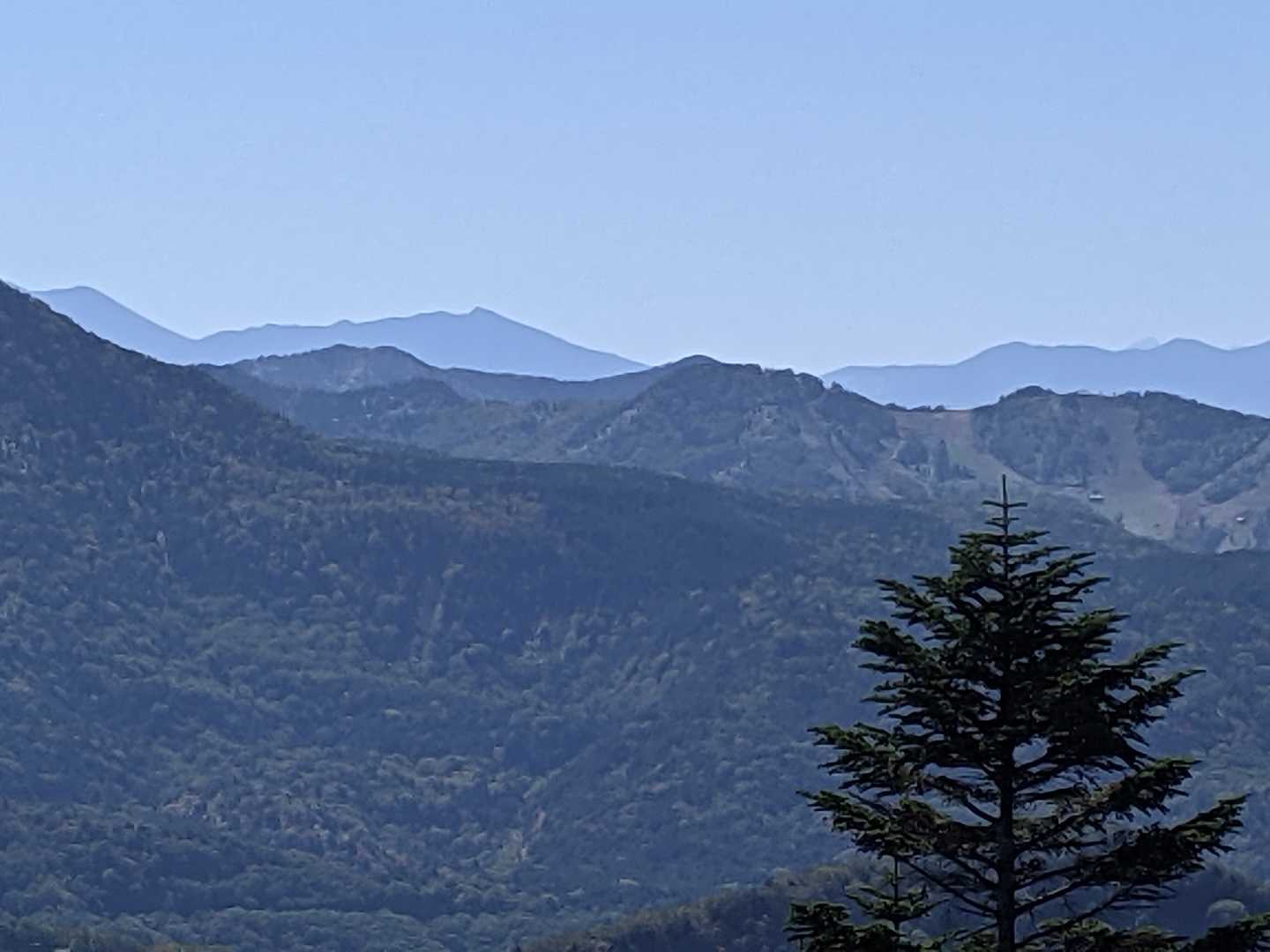 奥の方に見えるお山はなんだろう？山座同定アプリを入れれば分かるんだろうけど、そういうのはしないノダ。