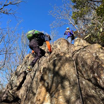 自然の🪨アスレチックを楽しみます