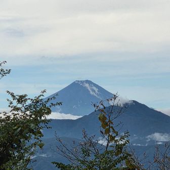 稜線に出ると富士山が見守ってくれる