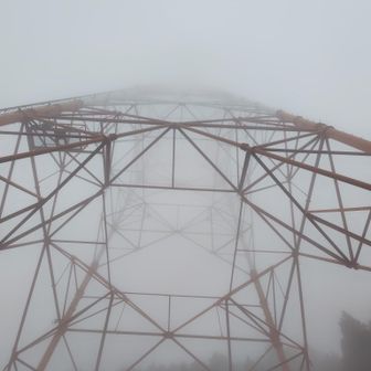 上まで見えない

ここの鉄塔は駿河東清水線。牛妻から興津の方につながっている。