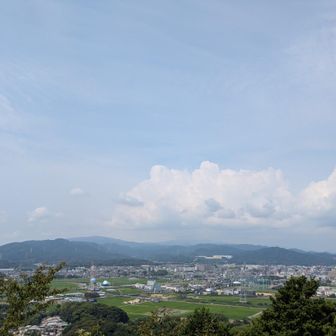 中腹にある「童男丱女岩（どうなんかんにょいわ）」という巨岩からの景色。
視界が一気に開ける😆