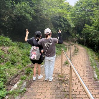 鶴見岳ロープウェイにて🚡⛰️
ロープウェイで山頂駅に着くと、娘が一言。
「ママ、また登山する気やな〜😅」と
バレてる⁉️笑
行くのは嫌だ、ここで待つと座って動かない娘🙂‍↕️
時間もあまりなかったので、交渉開始（笑）
「短時間で終わるし…日本最高紙幣でどう？😁」
すると娘はニンマリ😊
「行きます♪」と
無事に山頂まで歩いてピークハント達成⛰️✨

親子で山頂へ歩いたいい思い出となりました😂
