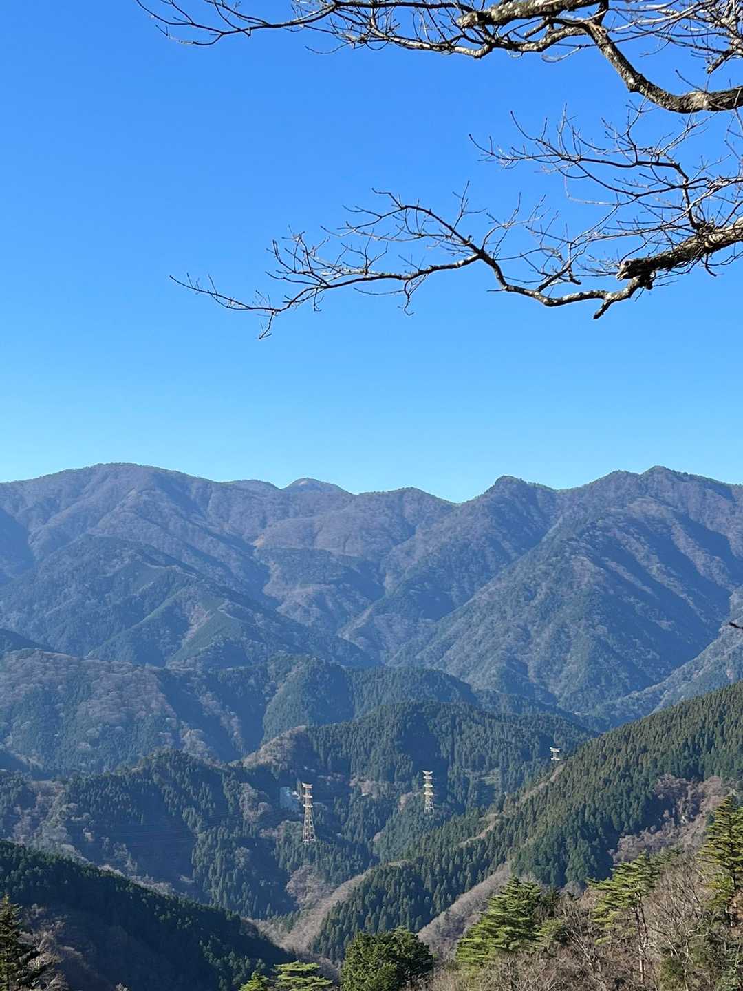 右から丹沢三峰、蛭ヶ岳、丹沢山。
あちらは、沢山の人が歩いてるんだろうなぁ。