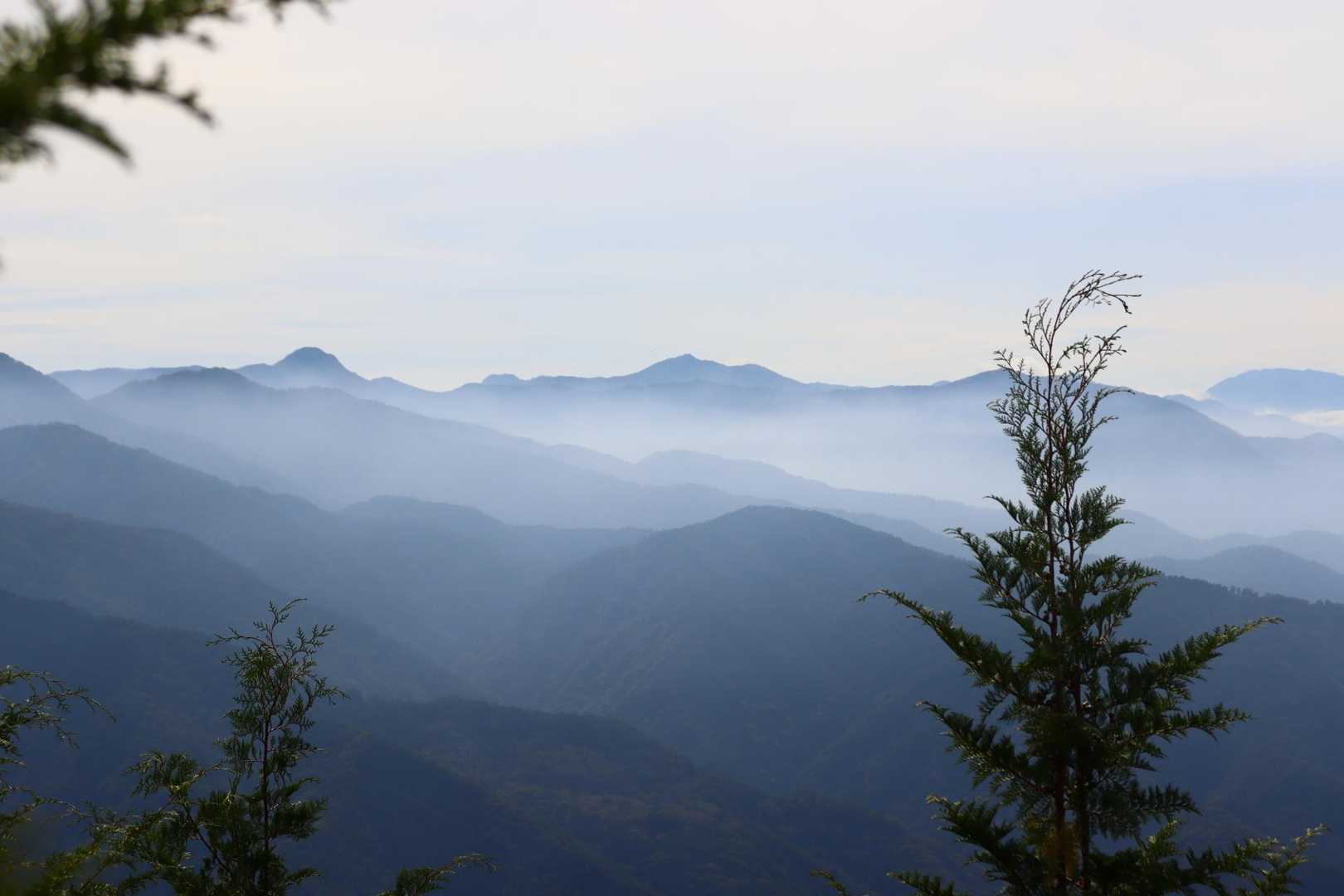霧に覆われた山の端が幻想的。