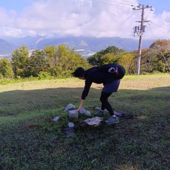 山頂到着❢
三角点にタッチします🫷
涼しい風と大木🌳のお陰で広い日陰がありとても助かります😃