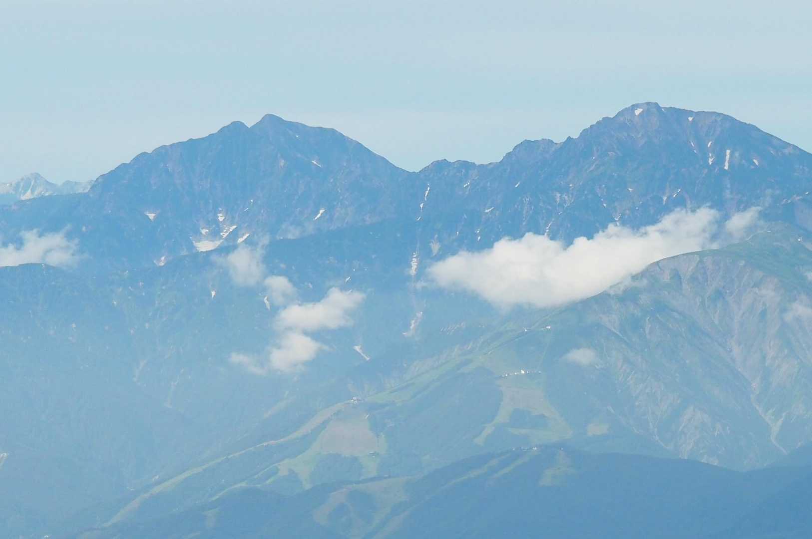 鹿島槍ヶ岳と右は五竜岳