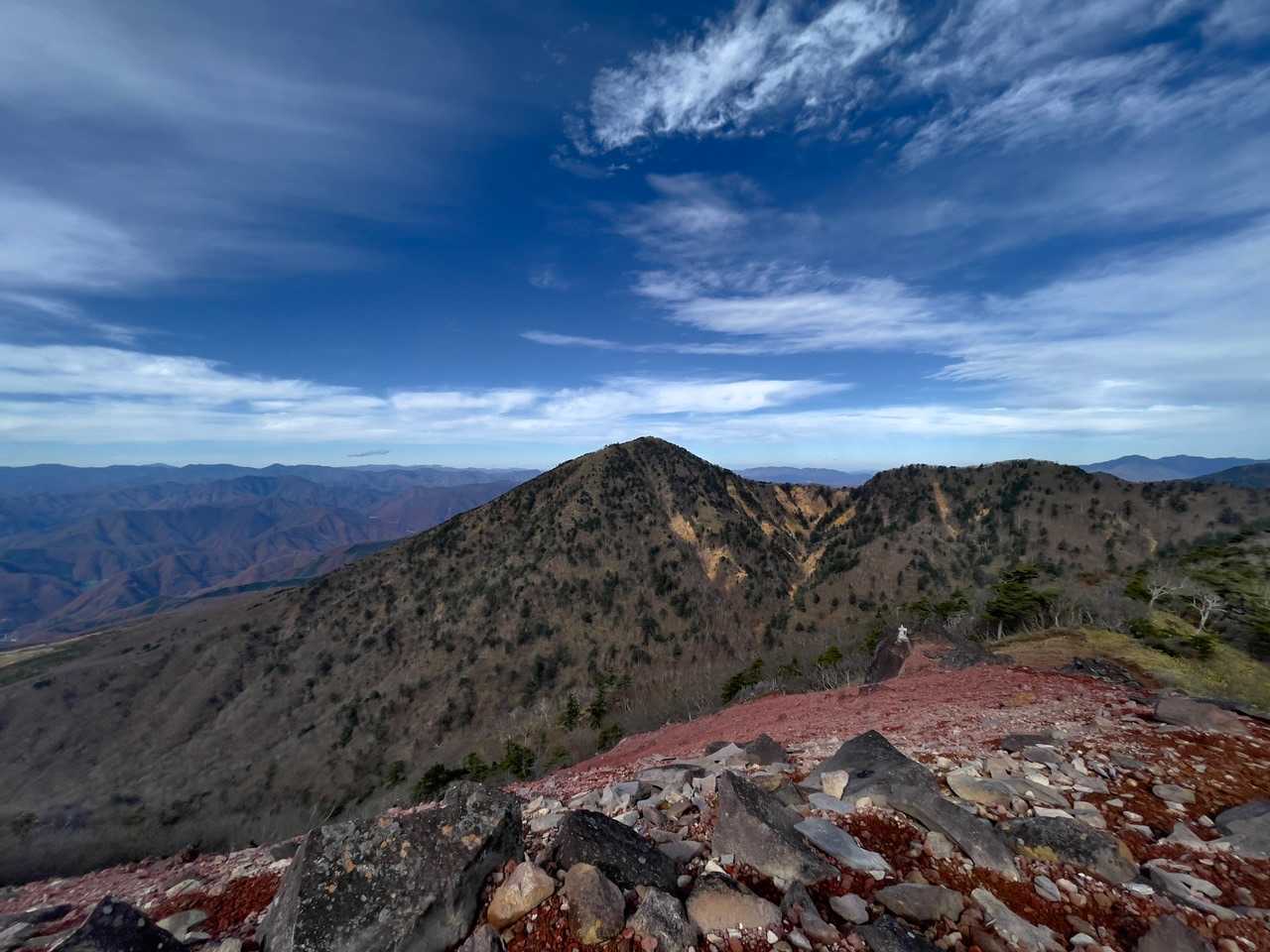 火山であった事を彷彿とさせる赤い土壌と鶏頂山⛰