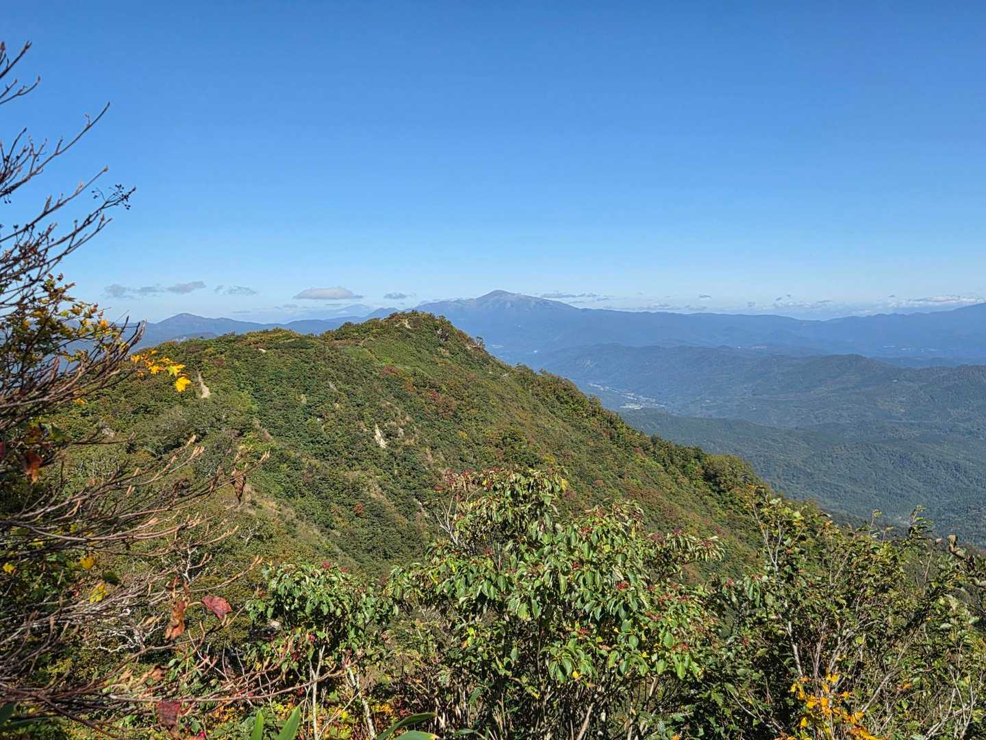 月山見えた　奥に鳥海山