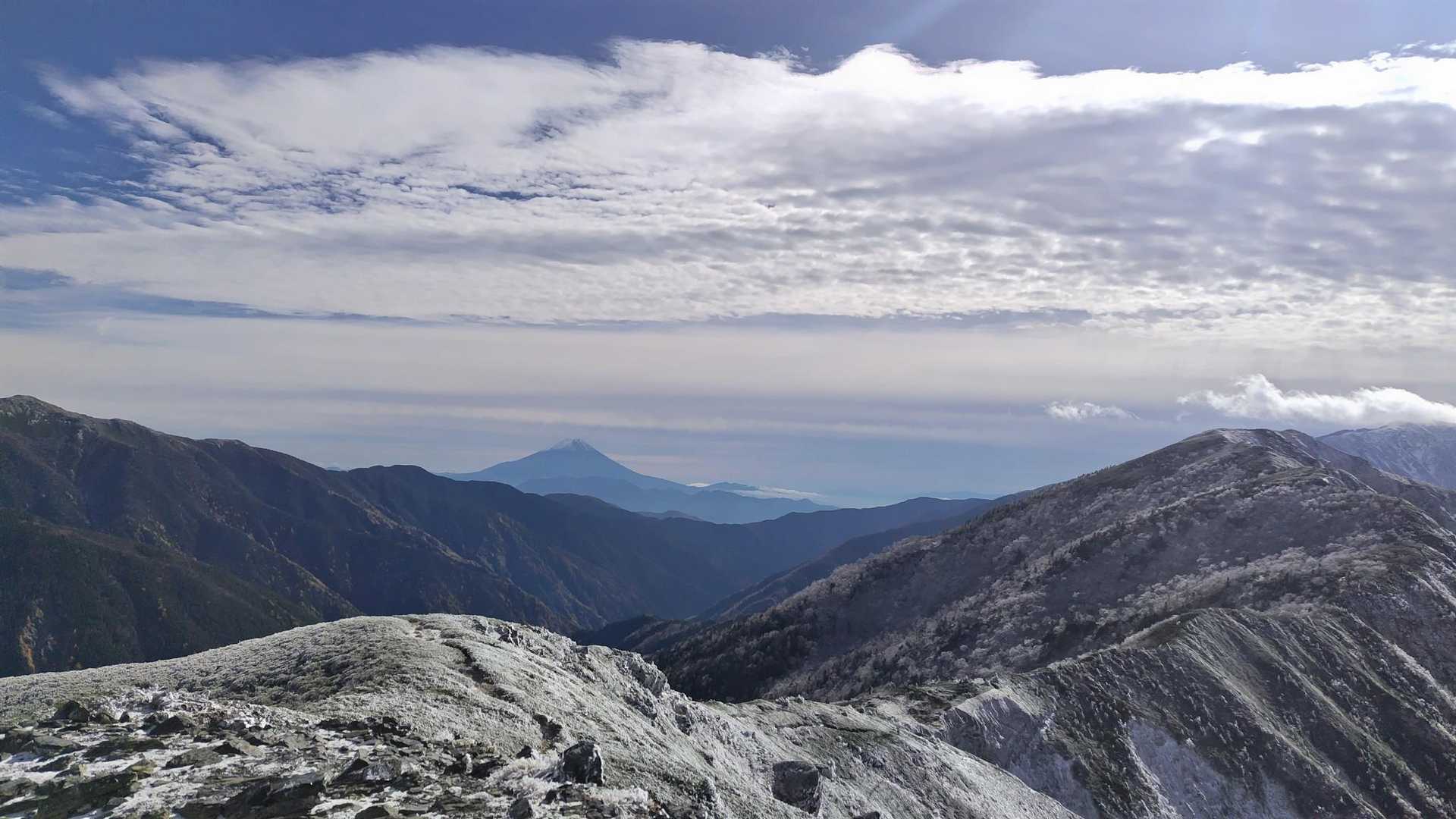 富士山。手前に毛無山（天子山地）、右に愛鷹山。
