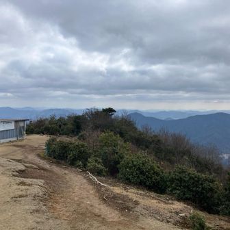 雲が厚いけど遠くまで良く見えます。