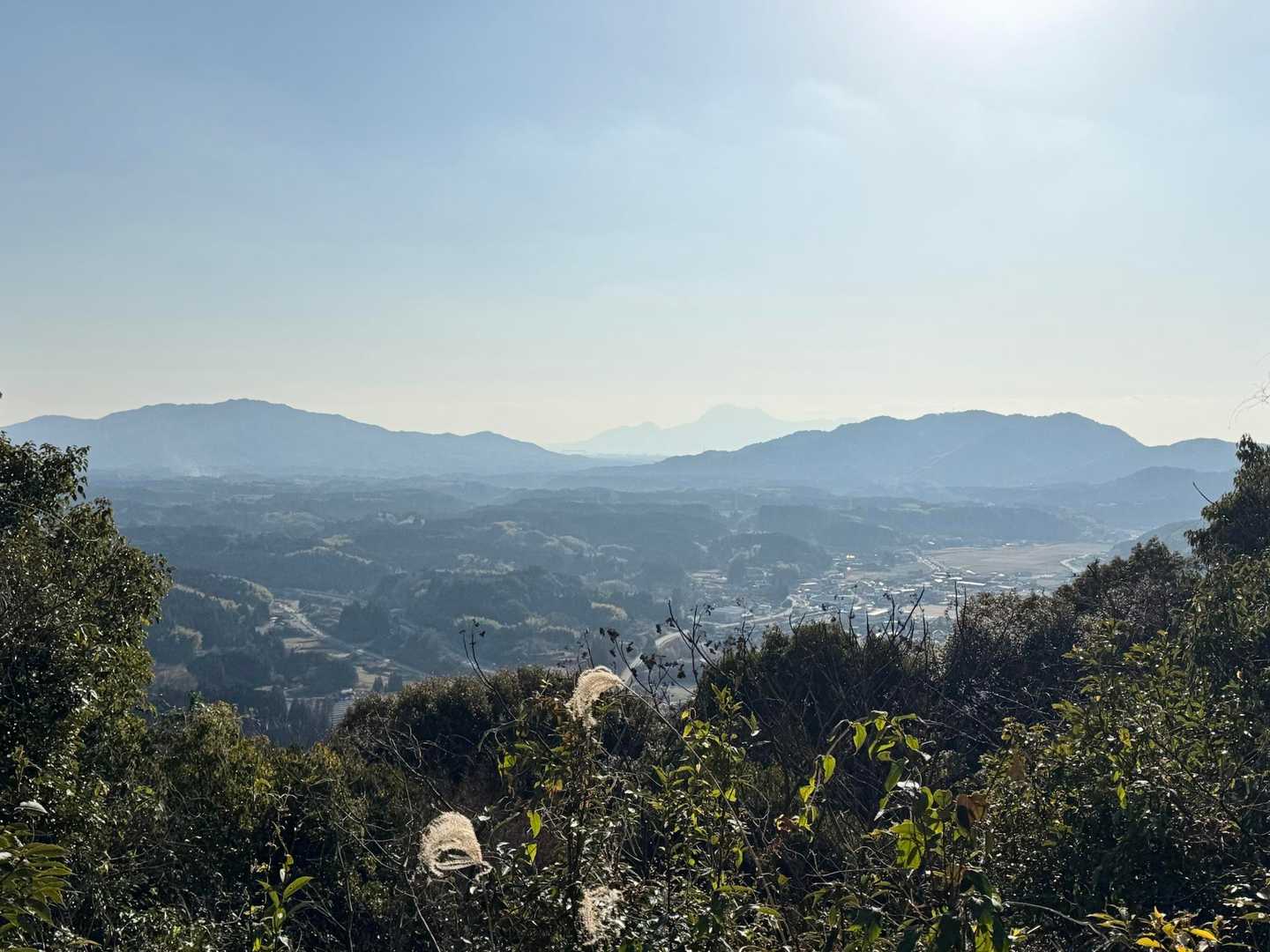 右がさっき行った三池山連山、左が小岱山、真ん中はなんと雲仙😲
