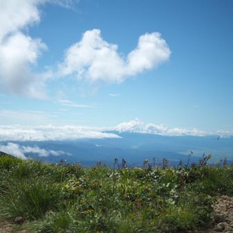 月山にも雲がかかる。
