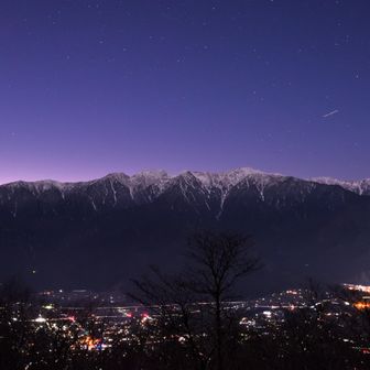 木曽山脈中南部
左から　越百山　仙崖嶺　南駒ヶ岳　田切岳（赤薙岳は田切岳に隠れてる）　空木岳　熊沢岳　檜尾岳
足下は飯島町と駒ヶ根市の灯り