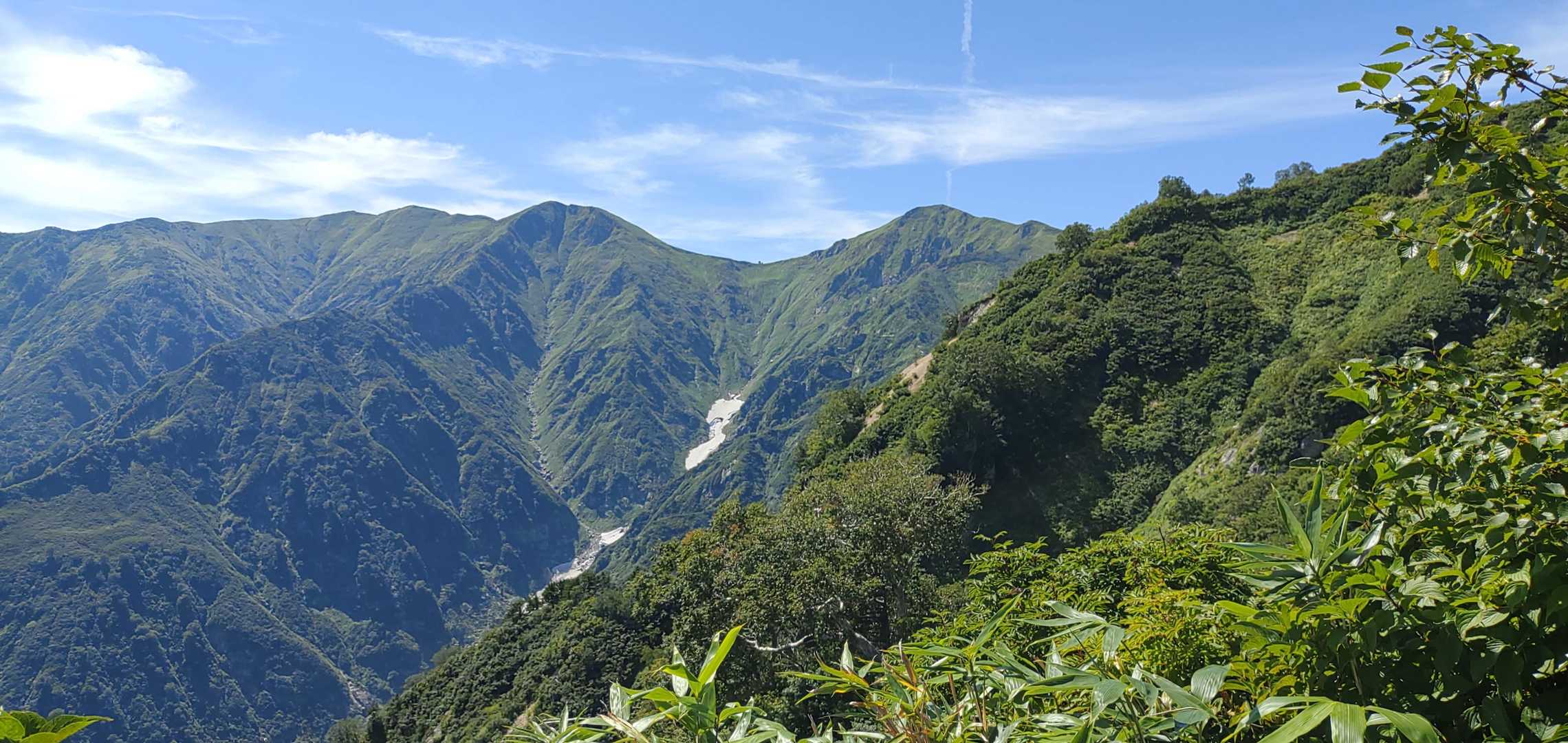 雪渓が石ころび沢だとすると鞍部が梅花皮小屋。烏帽子岳、梅花皮岳、北股岳ですね