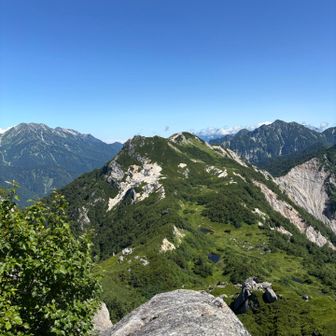 頂上でしばらく休憩。南沢岳を挟んで、立山と針ノ木。南沢岳への道中には池塘がたくさん。