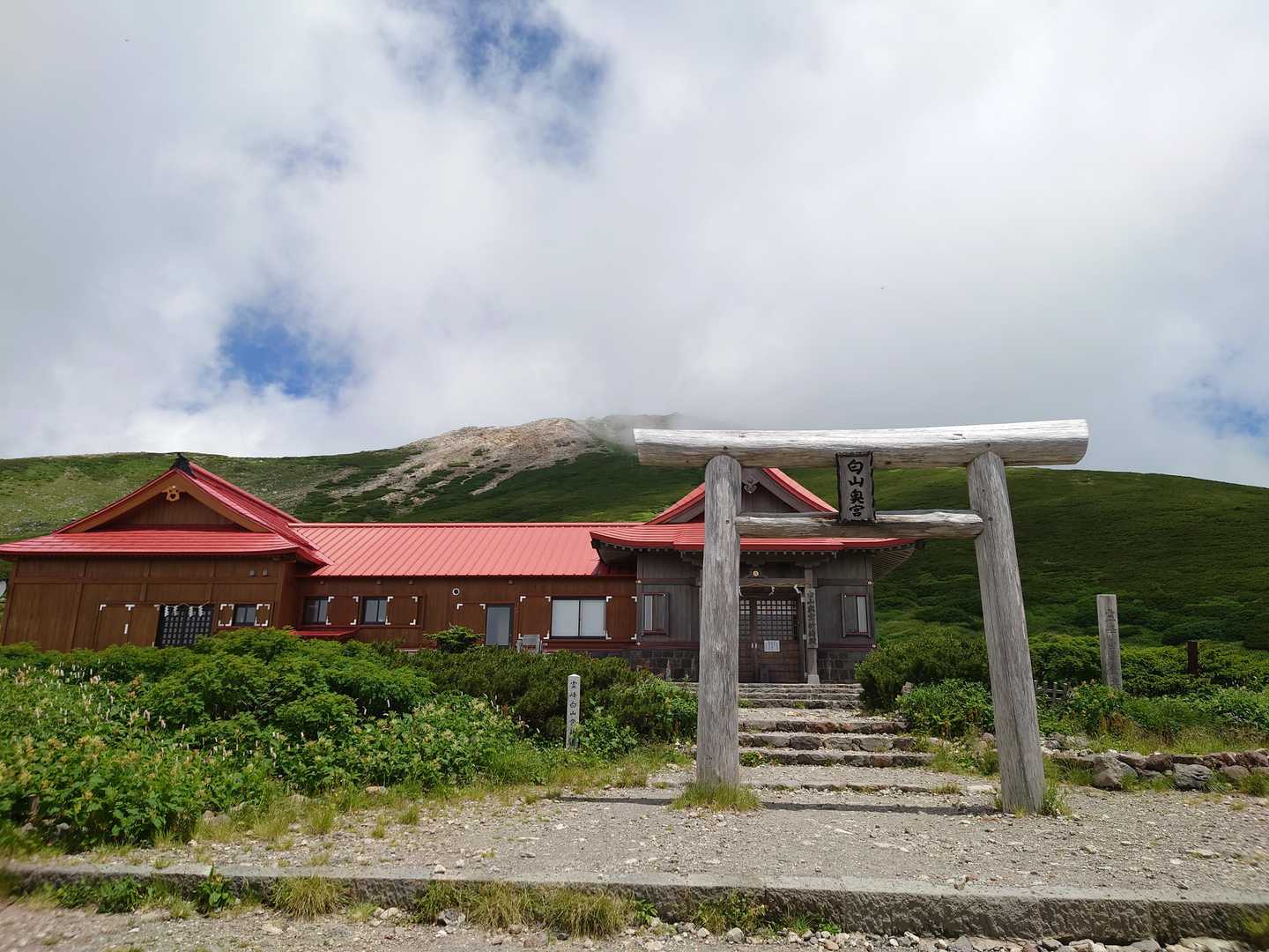 一礼して御前峰へ。ちょっとガスってきました。今回は時間と体力の都合上、お池巡りは諦めて山頂ピストンにしました。