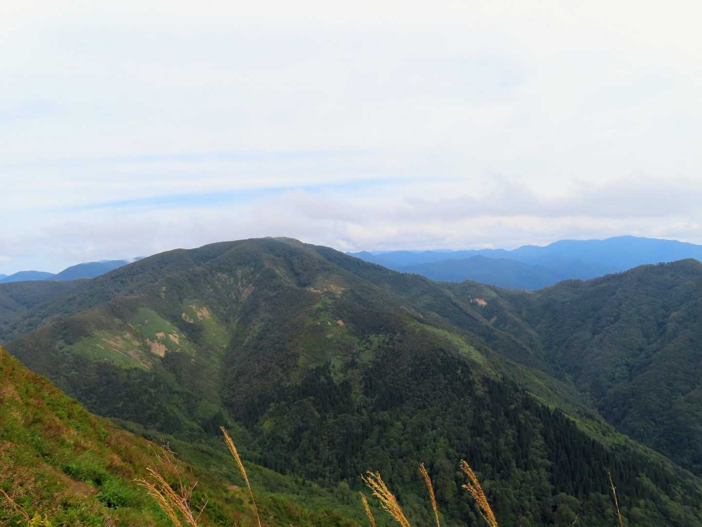 
ずーっと続く、深い深い神室連峰⛰️
眺めているとなんだか怖くなってきますね。
次は正面の八森山に行きたいなぁ。
