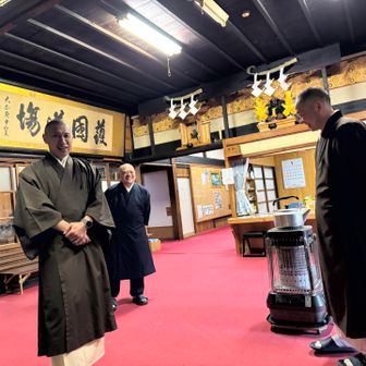 みんみんの星座x血液型の性格判断で性格をズバリ言い当てられて笑いが溢れる小松別当さんと山務員のお坊さまたち
小松別当さまはこの3月で3年間の別当の任期を終えられます。
お世話になりました❣️