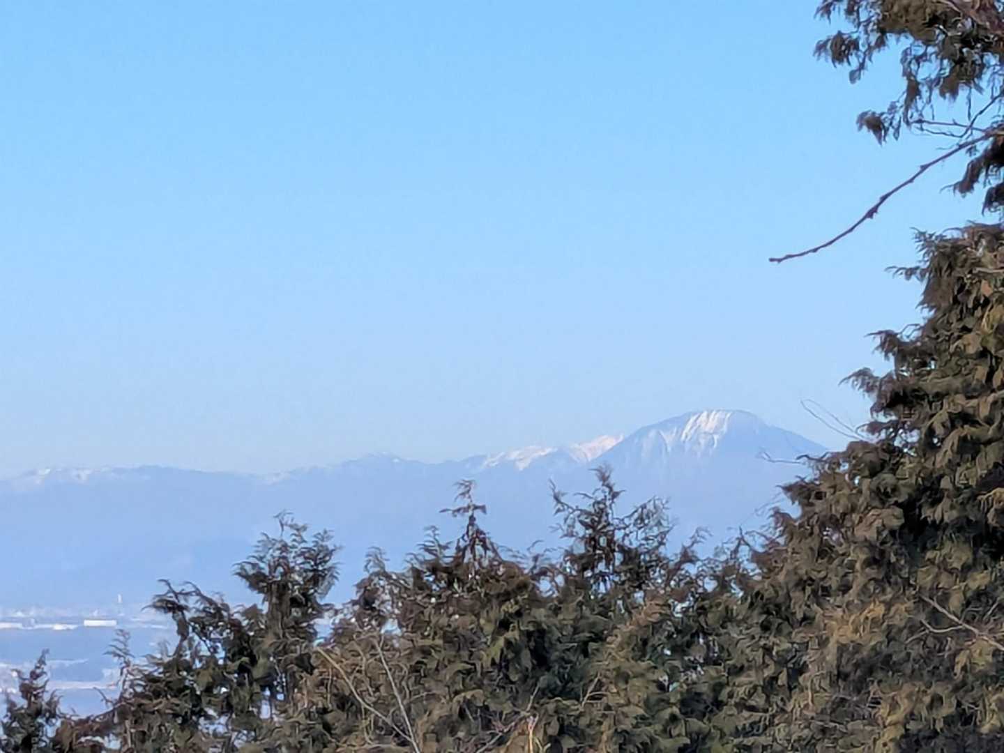 山頂の手前まで登ると日光連山が見えます😊