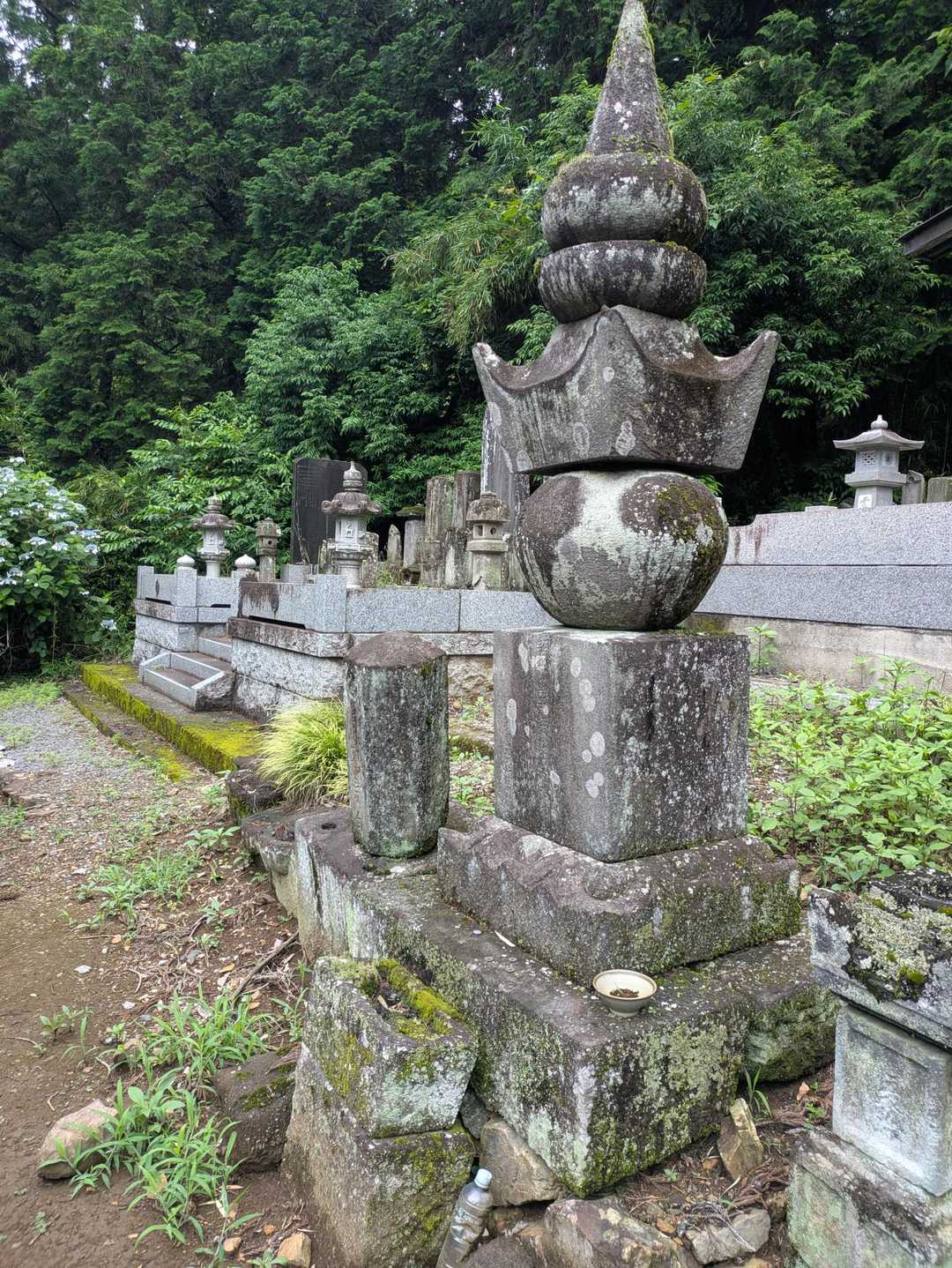 大中寺にある「おとら様」の墓(五輪塔)