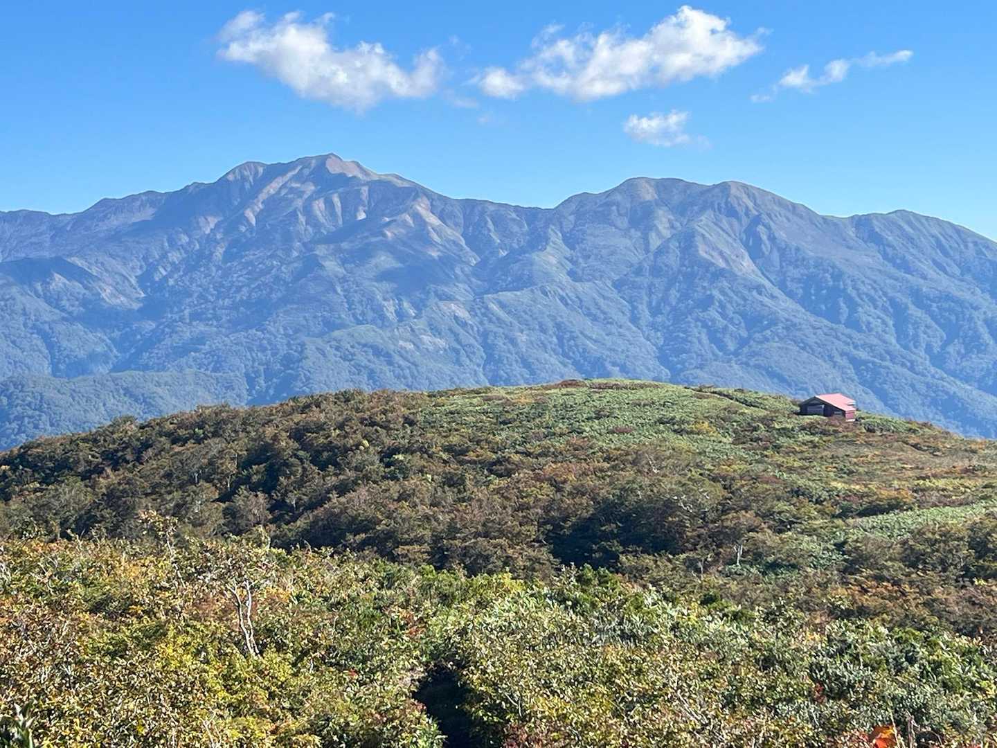 赤い屋根の避難小屋も近づいて来た。
ここがスイスを思わせる景色だな。
バックの別山が冠雪してたらバッチリだろうな🤭🇨🇭