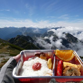 半分残して置いたお弁当🍱を五色ヶ原眺めながら食べる！

なんか、ガスがねぇ〜😂