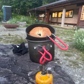 パスタを茹でながら、上でベーグルを温める。