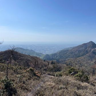 奥には三重県四日市市が広がります。

戦後の四大公害病の一つである、四日市ぜんそくで有名になってしまった不名誉な街ですが、現在は迫力満点の工場夜景や歴史ある萬古焼（ばんこやき）、ご当地グルメのとんてきなどが楽しめる魅力的な観光スポットになっているようです。