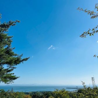 
🅿️の階段上から。


今回は

牛山と鳶岩に行って参りました



東京から滋賀に転勤となり

今や滋賀の良き所をたくさん知っている、

🔺ピー


色んな所へ
連れて行ってもらいました


🇯🇵伊吹山　🛥️琵琶湖

⚔️歴史ある場所



色々あるけれど


こんな素晴らしいところが
あるんだぁ😃


知らなかった〜！


と思う所も

たくさんあります🤠



今回の牛山と鳶岩も

低山だけれど

本当に素晴らしいお山でした



お天気も良かったから

尚更🙆‍♀️🙆‍♂️




なんだろ、

とても

穏やかな気持ちで

のんびり

まったり

心癒されました✨



たくさんの方に

感じてほしいな、

と思います。



