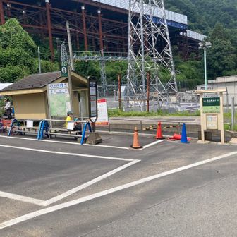 小仏バス停

目的の場所に着いたのに

まだまだ
持ち前の？
冒険心が止まらない😏

ここは高尾駅からの
バスの最終停留所

この小仏から
いつも見る日影のバス停まで
どれくらい離れているんだろう

歩いてみよう