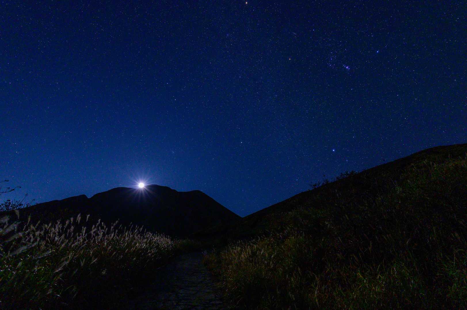 お月さんのお出迎え　🌗