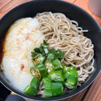 この日の山ご飯はとろろそば。
控えめに言って最高です。