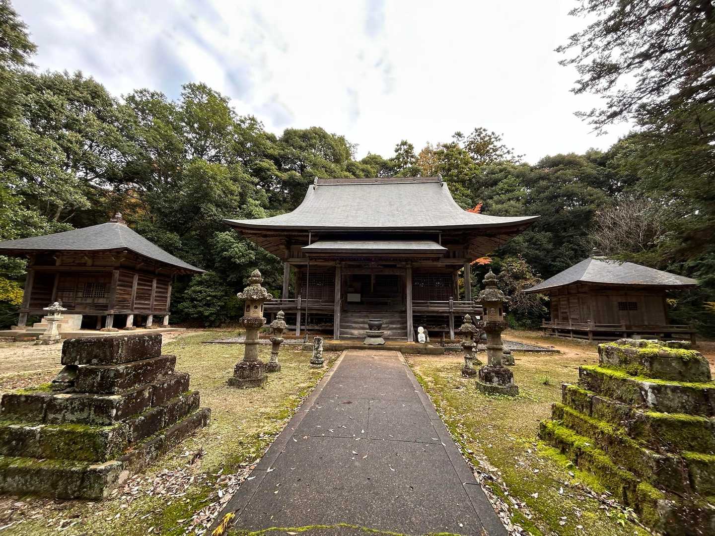 ここの奥に登山口があるようです