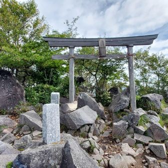 黒檜山から駒ヶ岳へ向かう途中にある黒檜大神の石碑と鳥居。