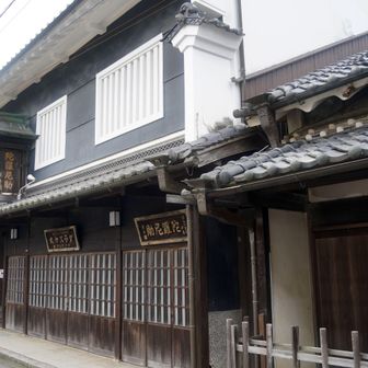 陀羅尼助
奈良県の吉野山麓で古くから製造されている、キハダの樹皮などを主原料とする和漢胃腸薬である
食欲不振、食べ過ぎ、飲み過ぎ、胃もたれ、二日酔いなどに効果があるとされ、苦味が特徴である