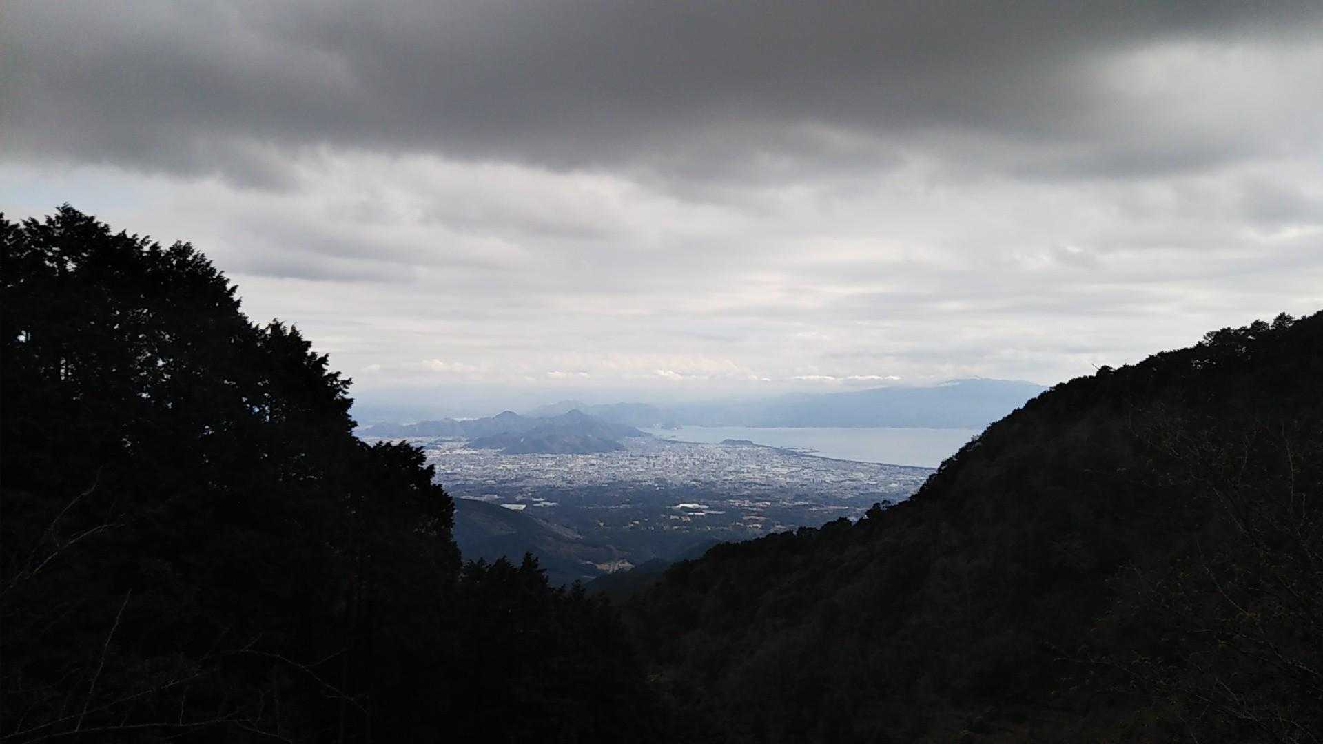 林道まで降りると沼津がよく見えます。真ん中辺の山は沼津アルプスだそうです。