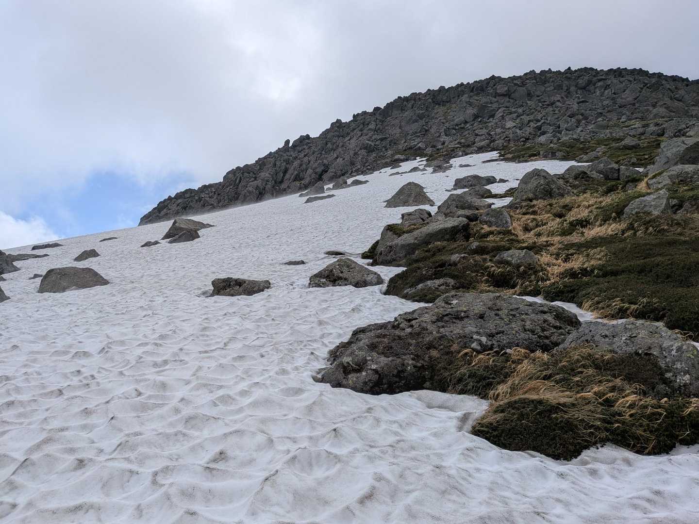白雲岳の裾野はまだ雪渓多め
ガレ場よりは歩き易いので 助かりました👍