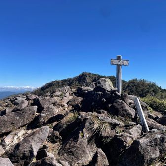 小太郎の山頂、奥が太郎山山頂