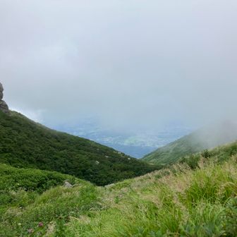 ガスの隙間からふもとが一瞬だけ見えました