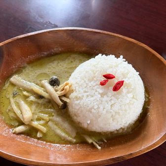 念願の木ノ又小屋のグリーンカレーにありつけました。スパイシーでパンチが効いていてうまい😋

本日も小屋番のひできちさんにお世話になりました🙇